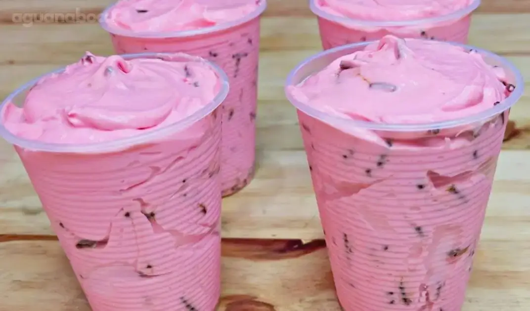Helado Casero de Fresa en Vasos de Plástico: Una Deliciosa Aventura Helada