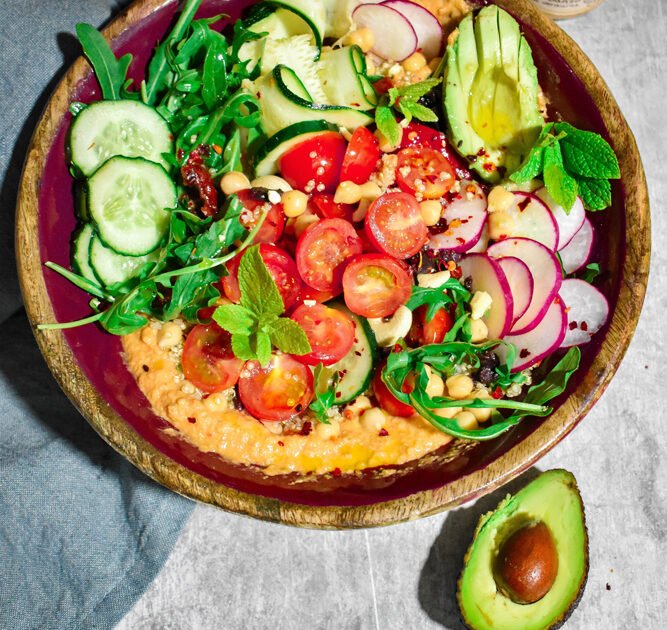 Ensalada Mediterránea con Hummus
