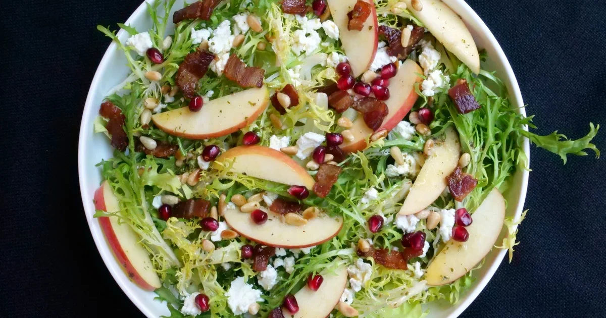 Ensalada de Col Rizada con Manzana y Tocino