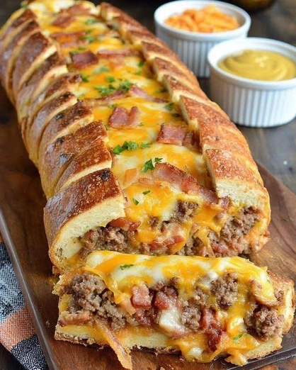 Pan Relleno de Carne Molida, Tocino y Queso Fundido