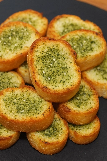 Crostinis de Pan de Ajo con Mantequilla y Perejil