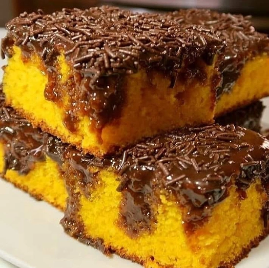 Pastel de Zanahoria con Cobertura de Chocolate y Chispas