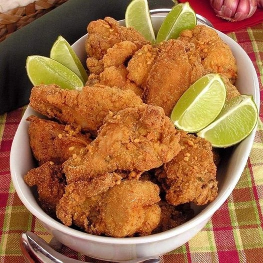 Pollo Frito Crujiente Acompañado con Limones
