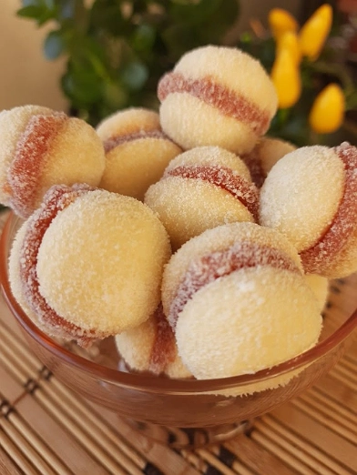 Polvorones Rellenos de Mermelada de Guayaba