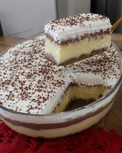 Postre Frío de Tres Capas con Crema, Chocolate y Crema Batida
