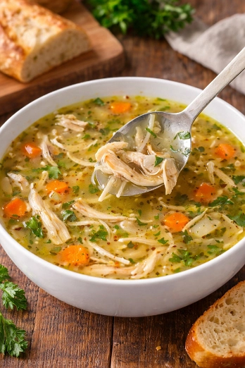 Sopa de Pollo con Fideos y Verduras